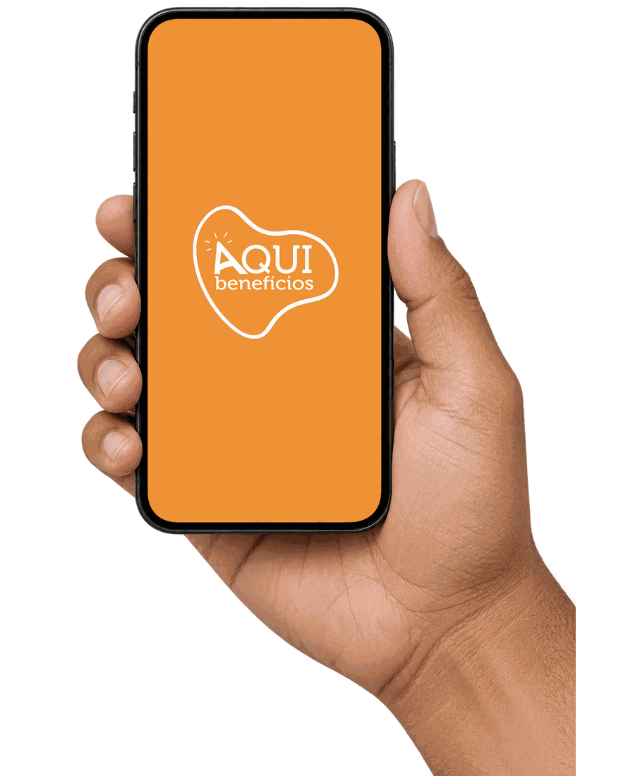 Mão segurando um celular com o logo da Aqui Benefícios na tela